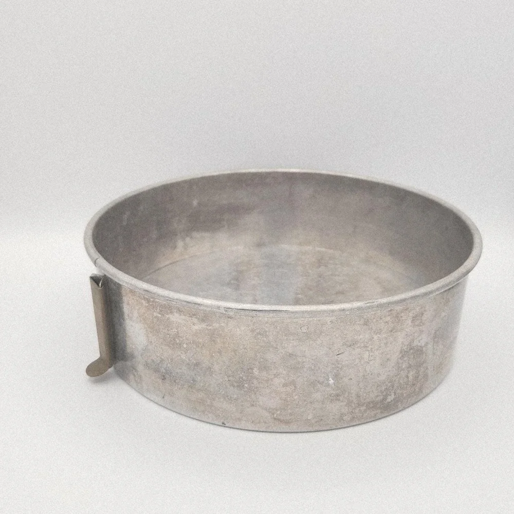 Vintage Aluminum 9 inch Springform Pan with Unique‎ Brass Side Clip